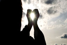 身手矫健的足球勇士们在赛场上一决高下