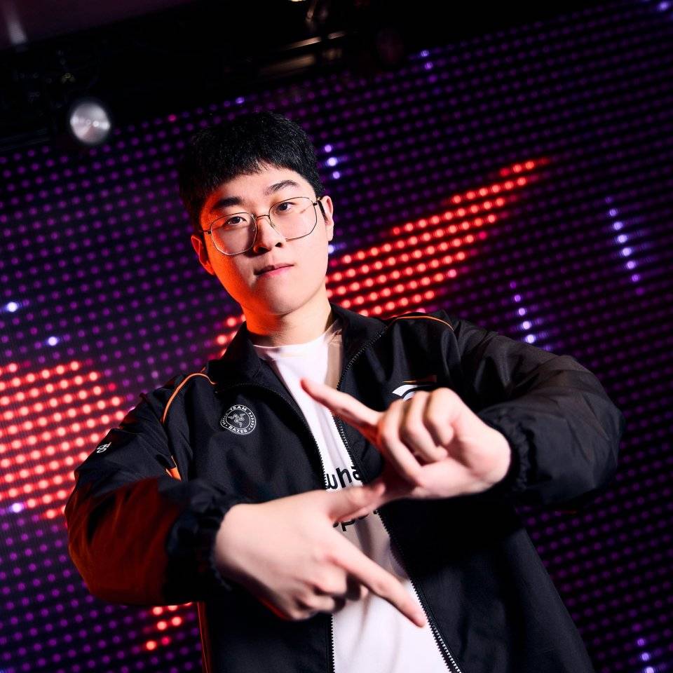 LOL：电竞世界杯HLE首秀！上单弱的CFO偏偏遇到了Zeus