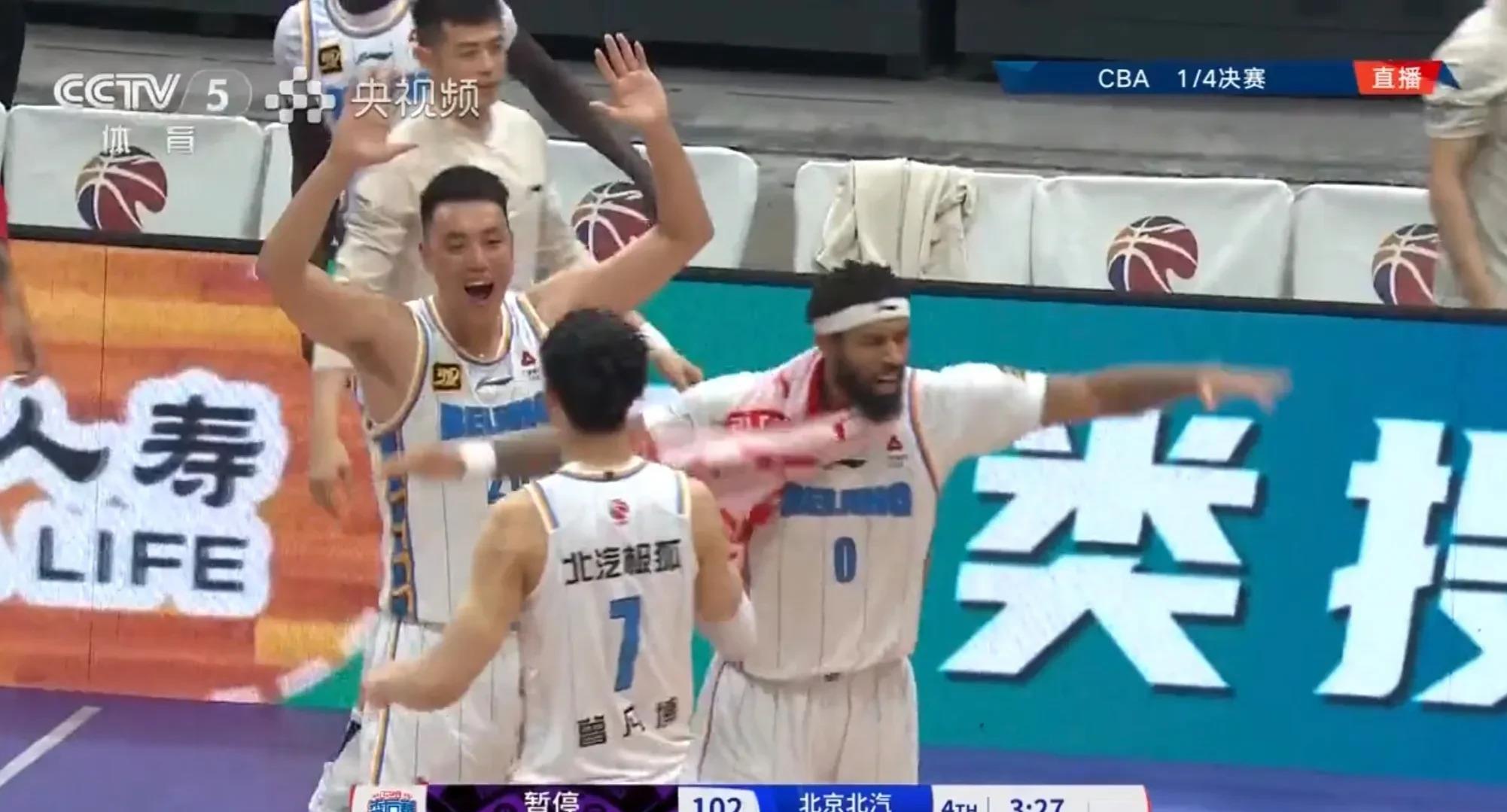 比赛中球员爆发个人实力，团队获胜靠个人