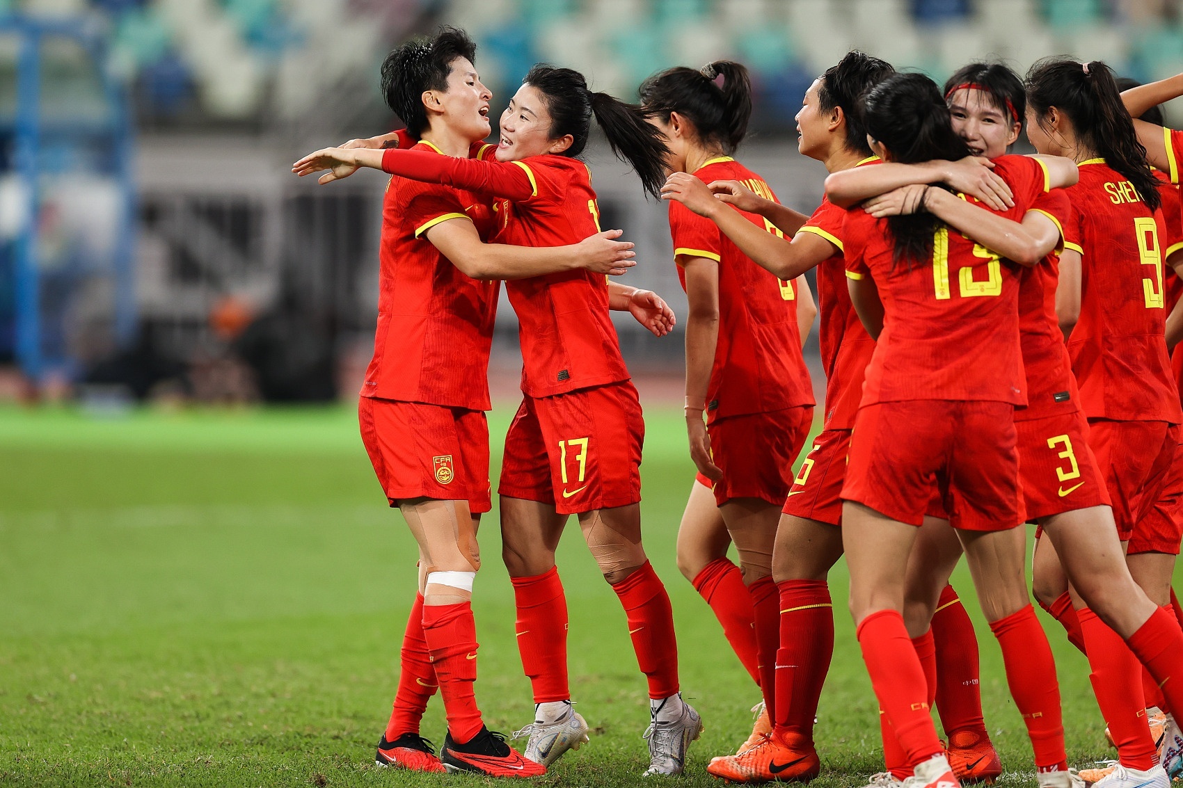 顶尖对手：女足队员迎战强敌