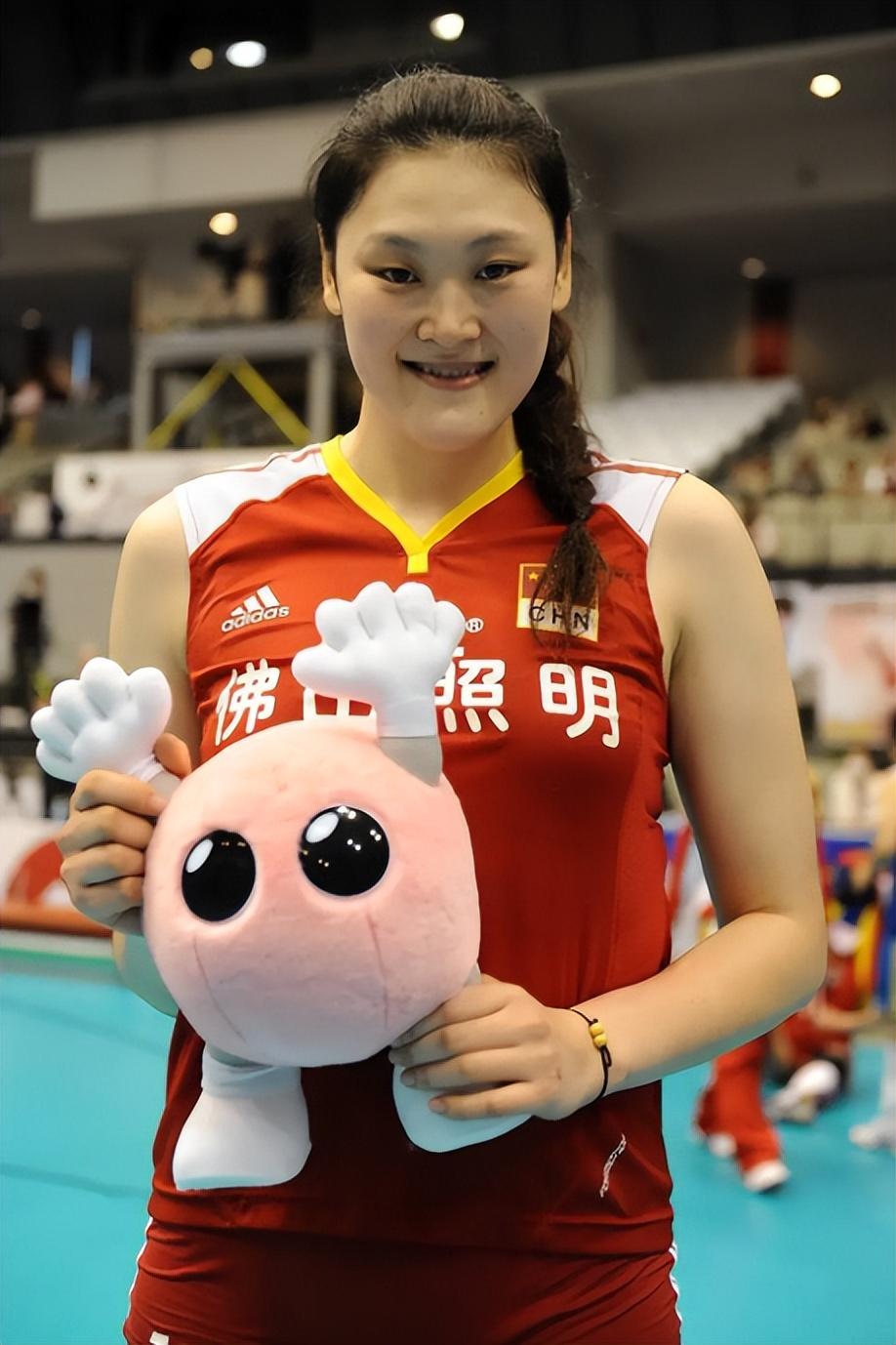 包含中国女排17岁1米88重炮崛起!升任队长攻防一体冲八强的词条